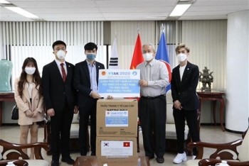 越南驻韩国大使馆向旅居韩国越南人赠送2.5万只口罩