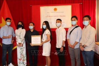 越南驻加拿大大使馆向旅居加拿大越南人赠送5万只口罩