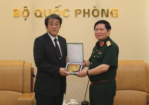 越南国防部部长吴春历会见日本驻越南大使梅田邦夫