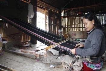 越南嘉莱省努力保护传统土锦纺织工艺