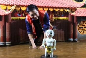 向韩国友人介绍越南水上木偶艺术