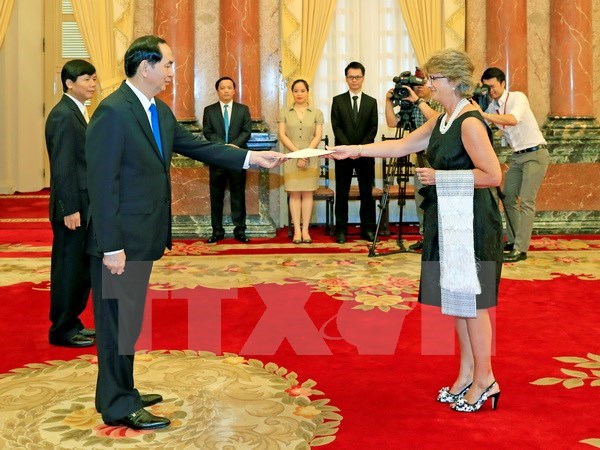 陈大光主席会见四国大使