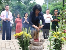 越南伤残军人纪念日70周年：越南国家副主席邓氏玉盛在昆岛行杨烈士陵园敬香