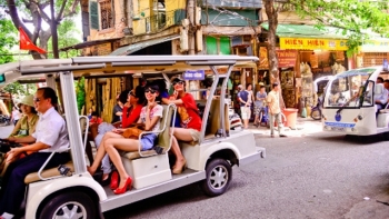 电动观光车颇受赴河内参观游客的喜爱