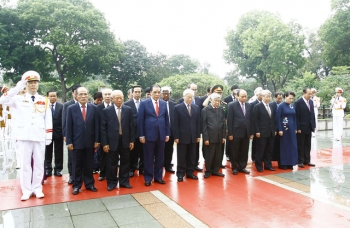 党和国家领导人缅怀英雄烈士并入陵瞻仰胡志明主席遗容