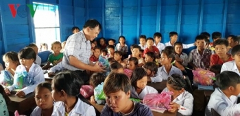 柬埔寨：越侨学生的水上浮动教室正式竣工
