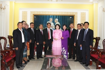 占巴塞省老挝建国阵线委员会代表团对越南胡志明市进行访问