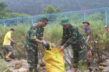 越中边民携手开展边境河道环境卫生整治活动