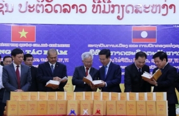 《胡志明全集》老挝语版第二、四、六卷在老挝正式面世