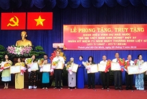 胡志明市向44位母亲授予和追授越南英雄母亲称号