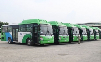 越南首都河内首批天然气驱动的公共汽车8月1日开始投入试运行