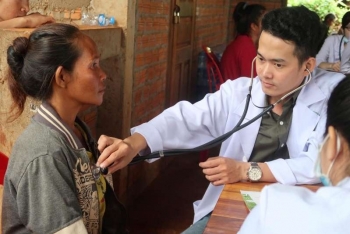 2000多名老挝贫困患者接受胡志明市医生的免费体检治疗