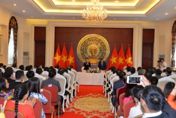 越南国会主席会见旅华越南人社群代表
