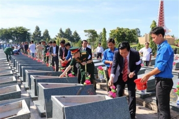 越南伤残军人和烈士日：在柬牺牲的越南烈士遗骸追掉会和安葬仪式举行
