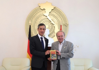 越南向德国记者赫尔穆特·卡芬伯格给予越南友谊勋章