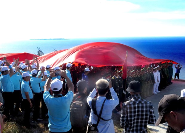 逾3500人参加在广义省李山岛泰来山上举行的升旗仪式