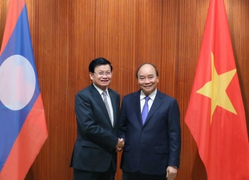 越南政府总理阮春福与老挝政府总理通伦举行会谈