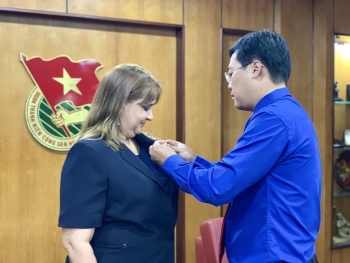 胡志明共青团中央委员会向古巴驻越副大使授予“年轻一代贡献”纪念章