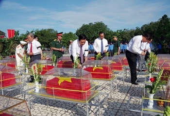 隆安省为越南志愿军遗骸举行追悼和安葬仪式