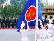 越南外交部举行东盟旗和越南国旗升旗仪式