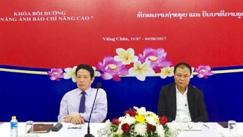 越南帮助老挝新闻工作者提高新闻摄影技巧