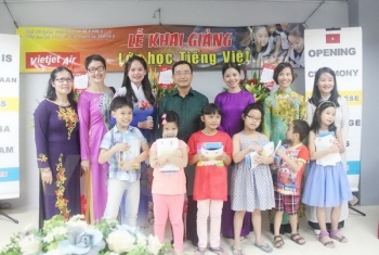 发展旅外越南人学习母语的运动