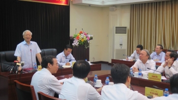 越共中央总书记阮富仲与中央宣教部举行工作会议