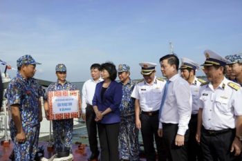 越南国家副主席邓氏玉盛走访慰问越南人民海军第二海区干部和战士