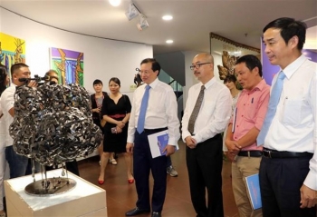 首届国际美术创作及交流展览活动在岘港市开幕