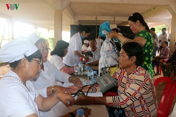 为柬埔寨Kampong Chhnang省500名贫困人口提供体检和礼品