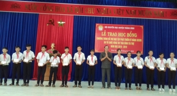 非政府组织向广南省学生颁发2000多份奖学金