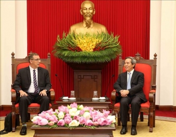 越共中央经济部部长阮文平会见国际货币基金组织新任驻越办事处首席代表