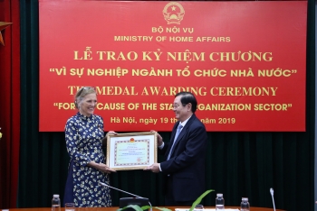 越南内务部向联合国人口基金驻越南首席代表授予纪念章
