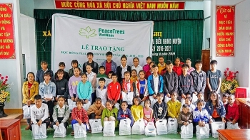 Peace Trees Vietnam向广治省260多名贫困学生颁发奖学金