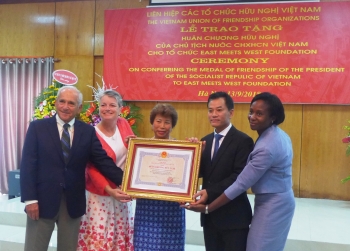 越南友好组织联合会向美国东西融合基金授予友谊勋章