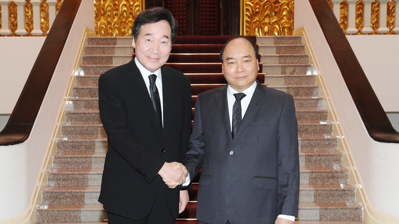 越南政府总理阮春福会见韩国总理李洛渊