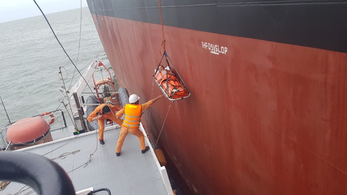 越南成功急救海上遇险的中国船员