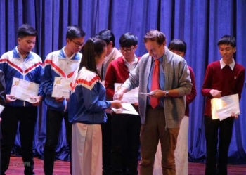 越南中部和西原地区优秀学生荣获瓦莱奖学金