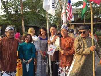 越南画家代表团参加印尼国际艺术展