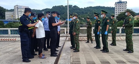 老街警方向中国移交一名中国通缉犯