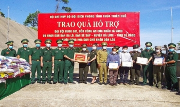 向老挝武装力量和边民提交了225份礼物