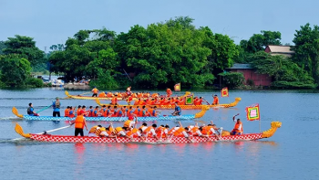 越南河内市安楚坊传统龙舟赛在积水湖热闹开赛