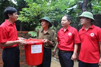 越南红十字会向洪灾灾民提供紧急援助
