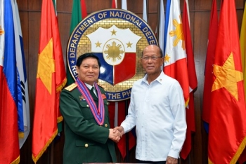 越南和菲律宾两国防长进行会谈