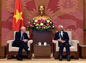 越南国会副主席汪周刘会见英国议会IPU议员小组