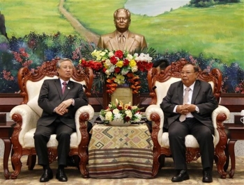 老挝人民革命党中央委员会总书记、老挝国家主席会见越共代表团