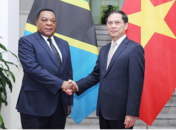 坦桑尼亚外交与东非合作部长马希加访问越南 与裴青山进行会谈