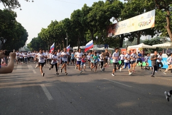 360多名外国人参加第46次《新河内报》和平跑步公开赛