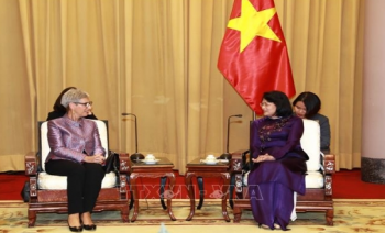 越南国家副主席邓氏玉盛会见澳大利亚维多利亚州州长琳达•德绍