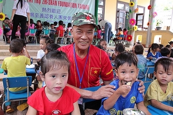台湾友人向越南的贫困儿童传播爱
